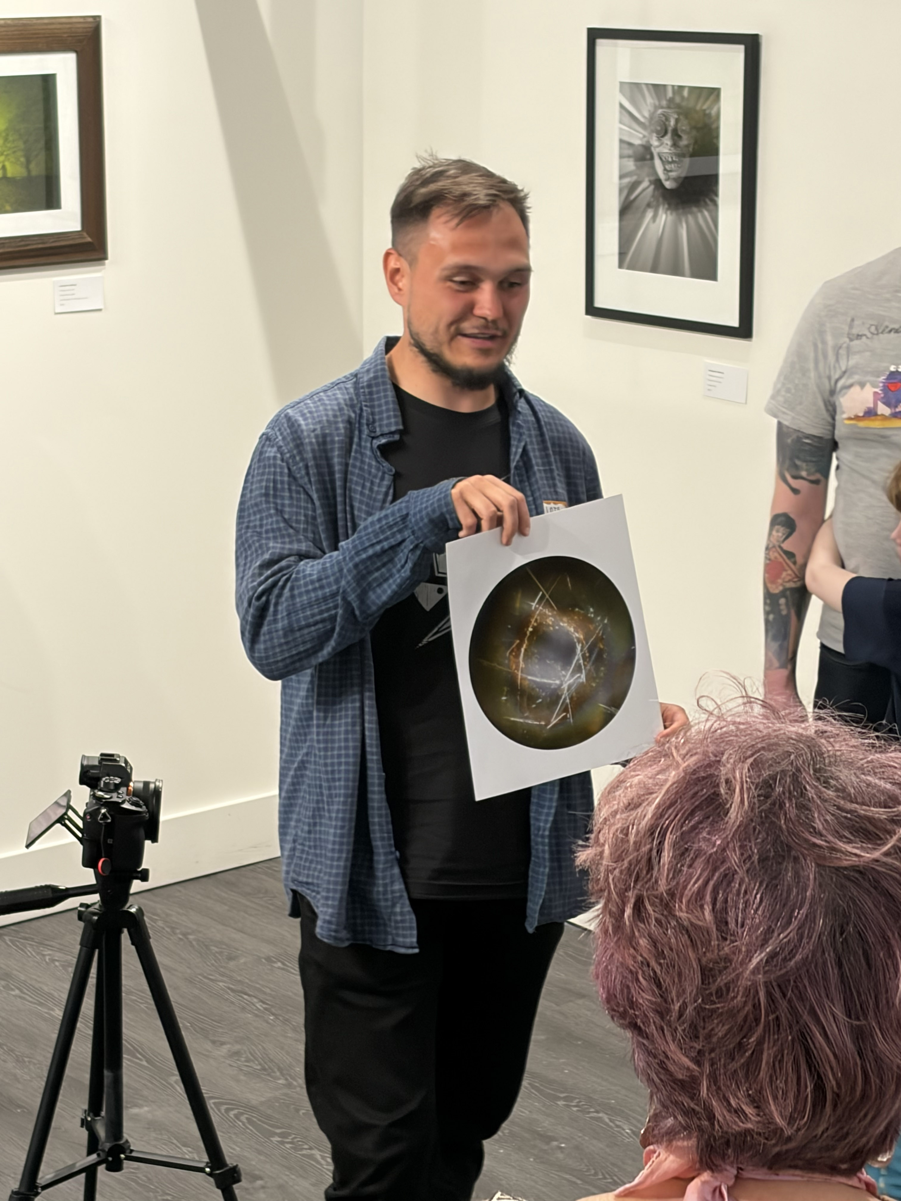 Doktorant mgr Piotr Cieślak podczas stażu NJ Pinhole Club w Filadelfii w galerii Unique Photo w Stanach Zjednoczonych